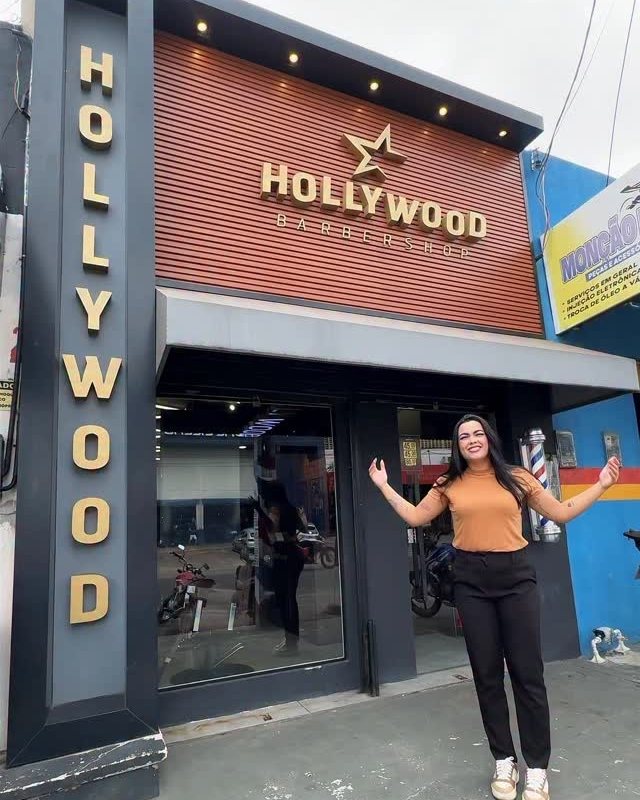 Fachada da Hollywood com o letreiro vertical