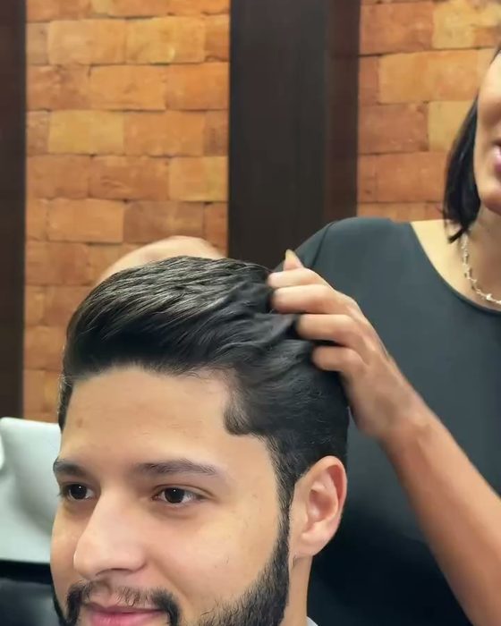 Cliente sorrindo com barba feita
