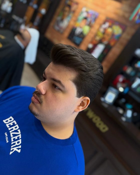 Cliente de perfil com corte finalizado