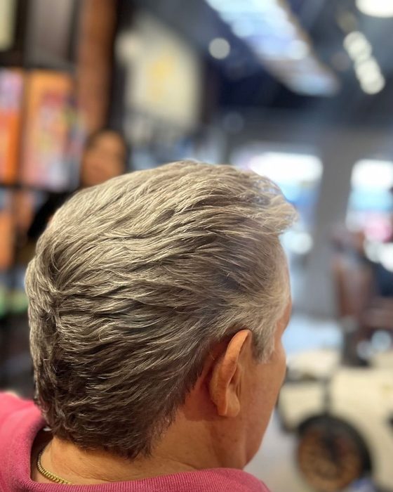 Cliente de cabelo grisalho de costas