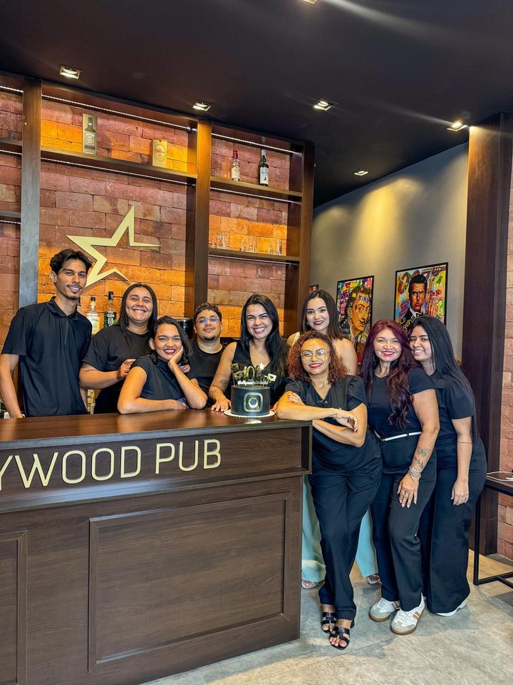 Equipe da Hollywood reunida no balcão do pub